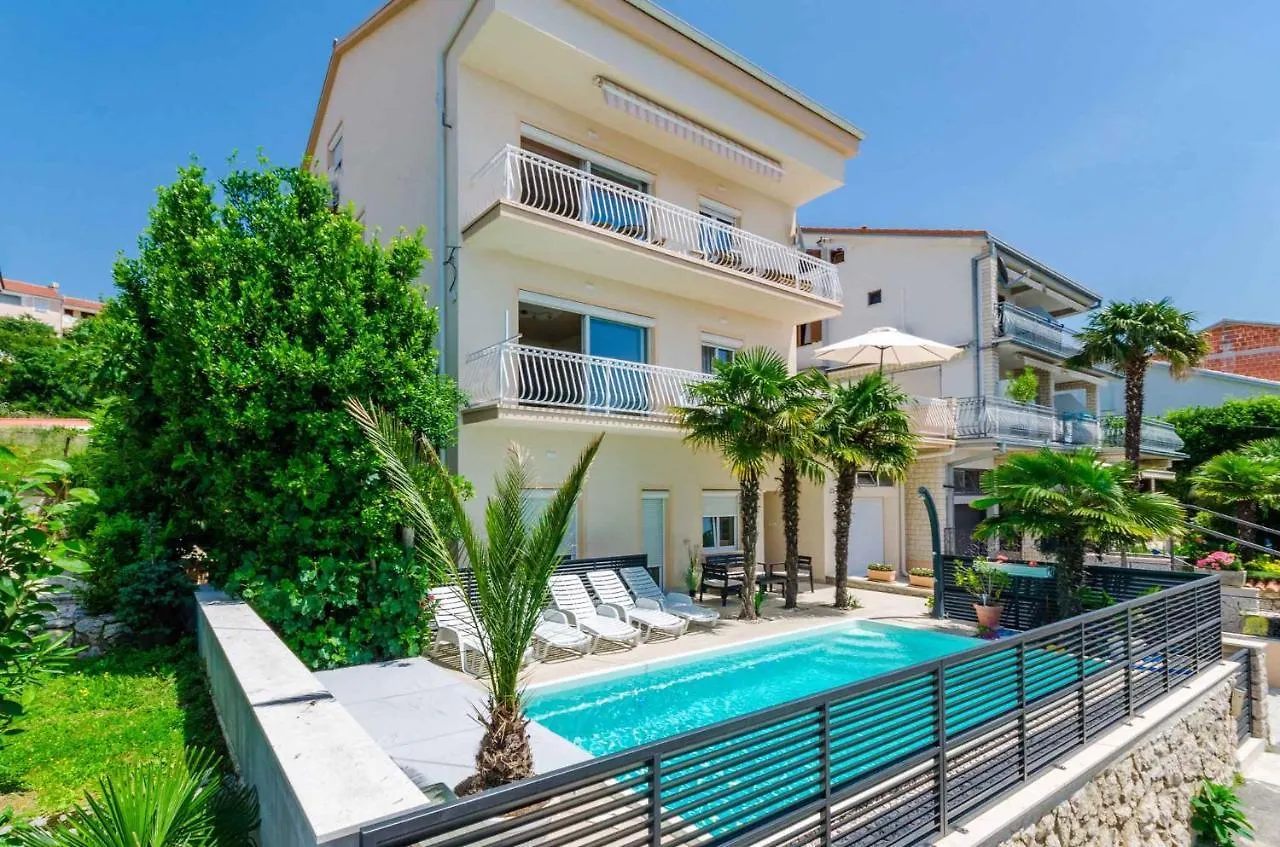Apartments In Crikvenica 14226 0*,